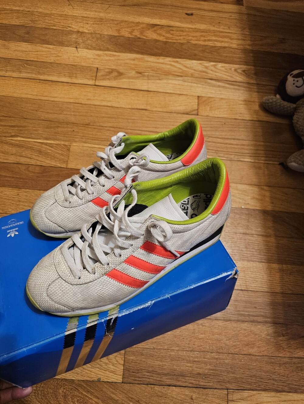 Adidas Consortium Edition Country OG grayish white,  slime/neon green infrared.